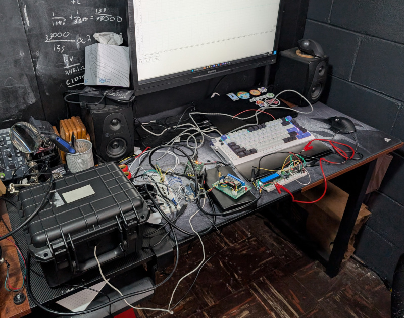 A photo of the battery box during its test with the R3aktor Control Center software logging data